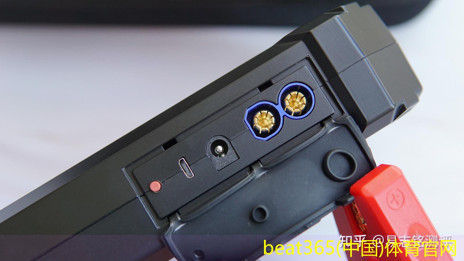 beat365(中国)体育网站一个是黑色DC3.5接口是12V DC充电线(图7)